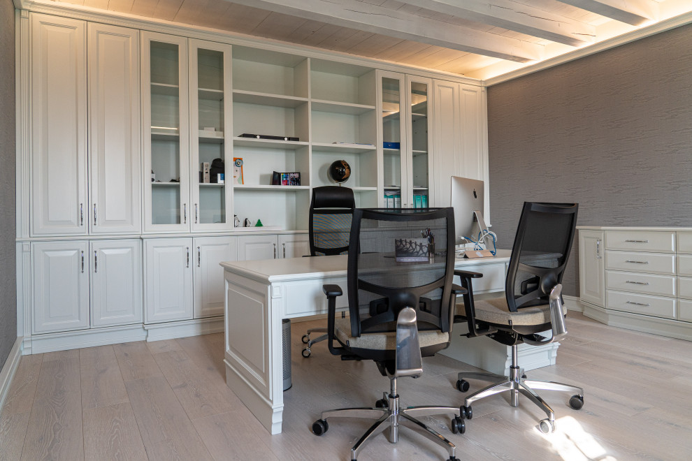 Foto de despacho blanco contemporáneo con escritorio independiente y vigas vistas