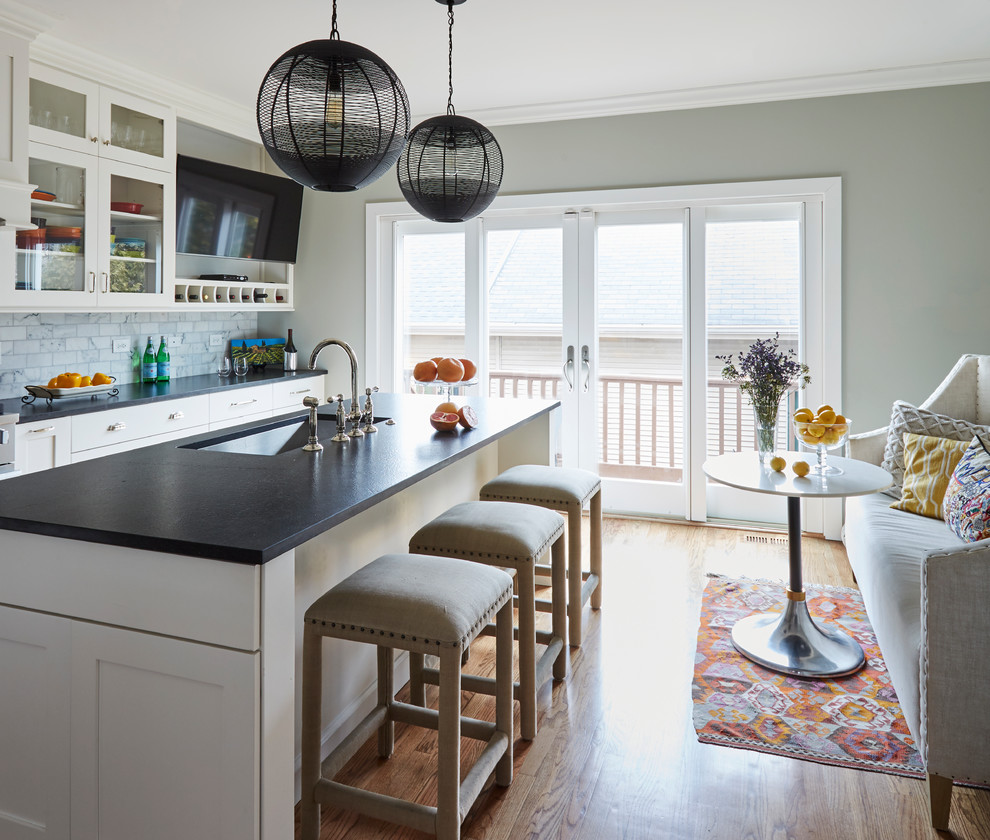 Kitchen - transitional kitchen idea in Chicago
