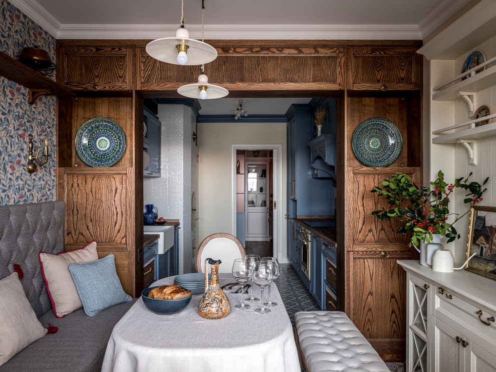 Источник вдохновения для домашнего уюта: параллельная кухня среднего размера в классическом стиле с обеденным столом, фасадами с утопленной филенкой, синими фасадами, деревянной столешницей и бежевой столешницей