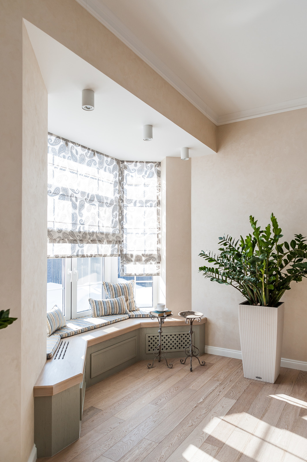 Загородный дом с розовой столовой