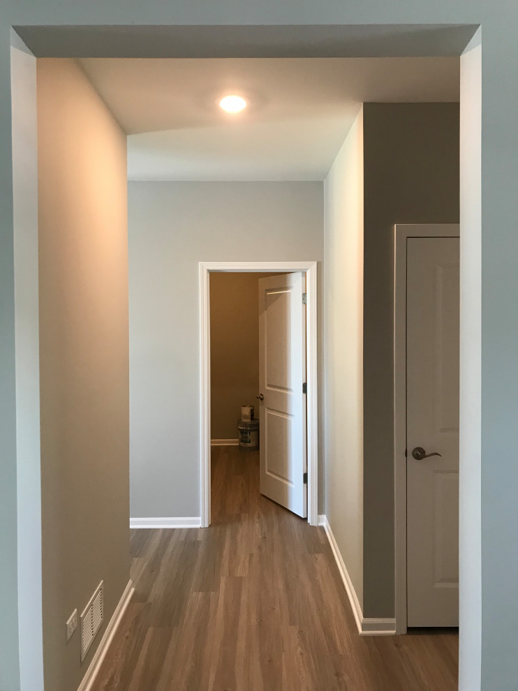 На фото: коридор среднего размера в современном стиле с серыми стенами, светлым паркетным полом, разноцветным полом, деревянным потолком и деревянными стенами