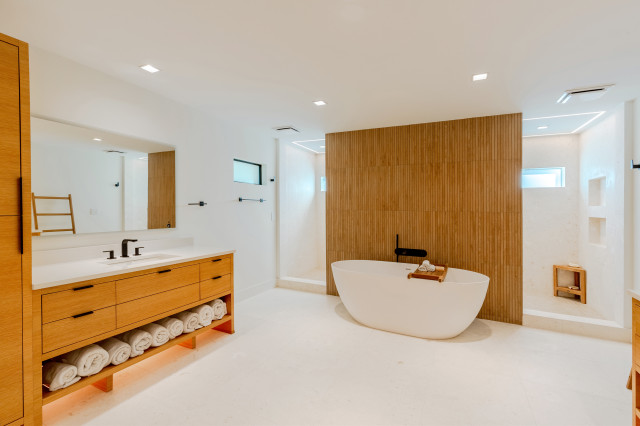Spa Bathroom with Freestanding Tub & Accent Wall minimalistisch-badezimmer