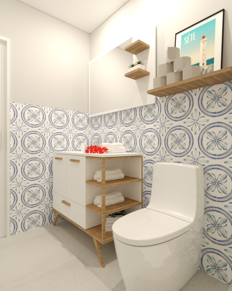 Пример оригинального дизайна: маленькая ванная комната с белыми фасадами, душем без бортиков, унитазом-моноблоком, синей плиткой, керамической плиткой, белыми стенами, полом из керамической плитки, душевой кабиной, консольной раковиной, белым полом, открытым душем, белой столешницей, тумбой под одну раковину и напольной тумбой для на участке и в саду