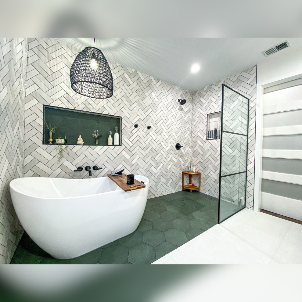 На фото: большая ванная комната в стиле неоклассика (современная классика)