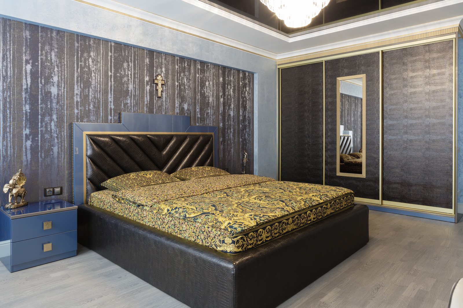 Дом с дворцовой роскошью.