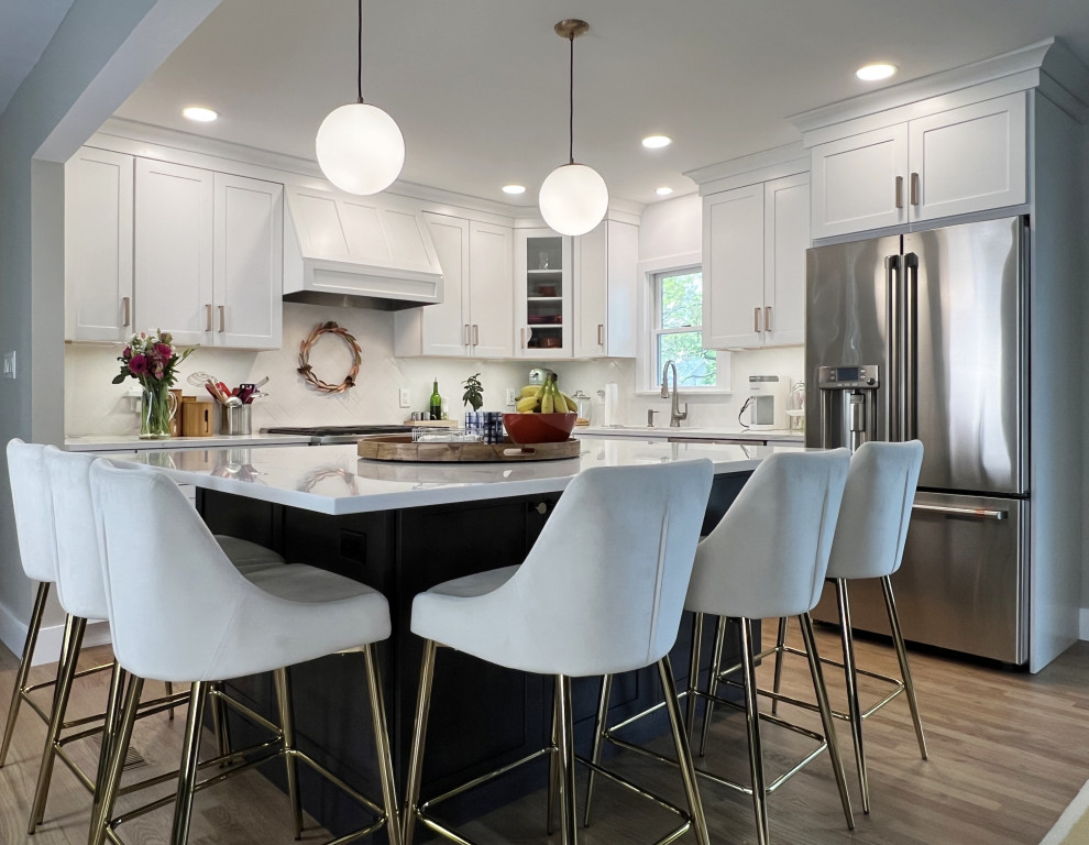 Kitchen - transitional kitchen idea in New York