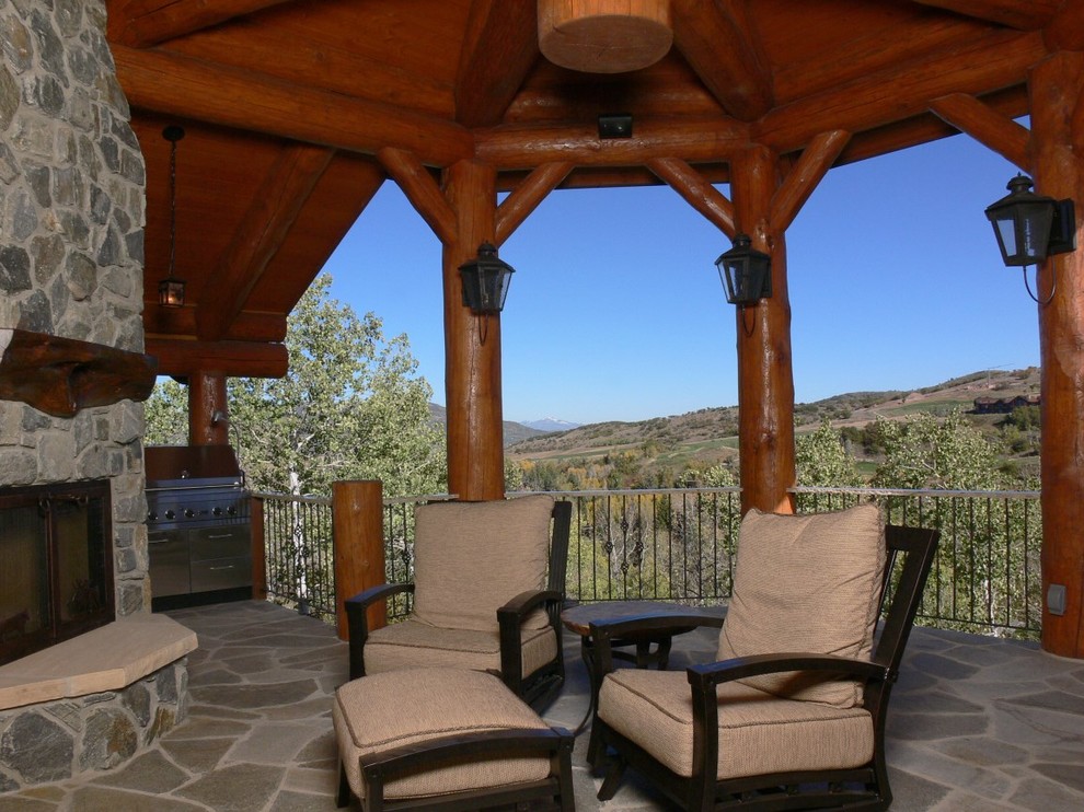 Example of a mountain style deck design in Denver