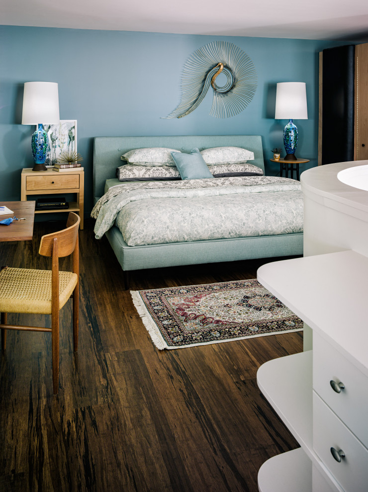 Idée de décoration pour une petite chambre mansardée ou avec mezzanine bohème en bois avec un mur bleu, un sol marron, un plafond en bois et parquet foncé.