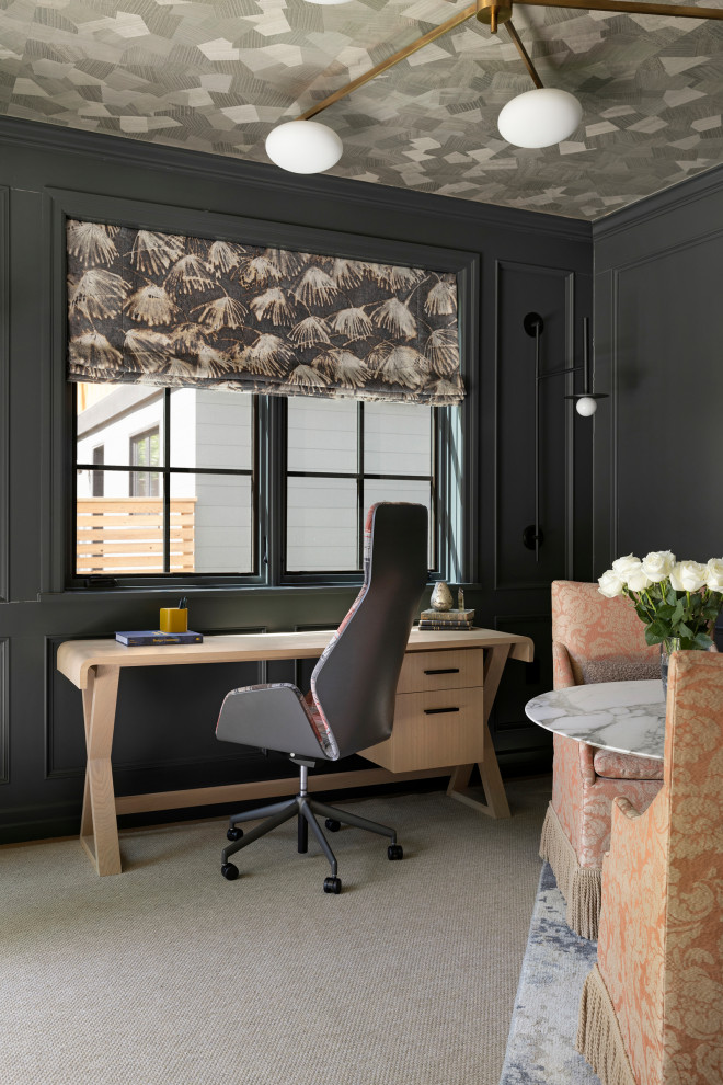 Inspiration pour un bureau traditionnel de taille moyenne avec un mur vert, parquet clair, un bureau indépendant, un plafond en papier peint et boiseries.