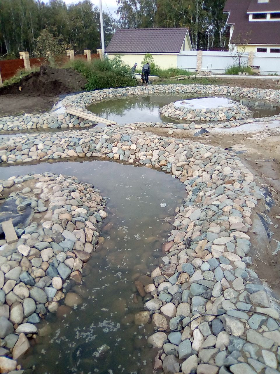 Сад с водоемом.