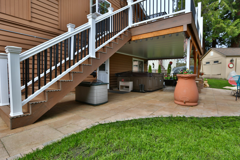 Example of a mountain style deck design in Seattle