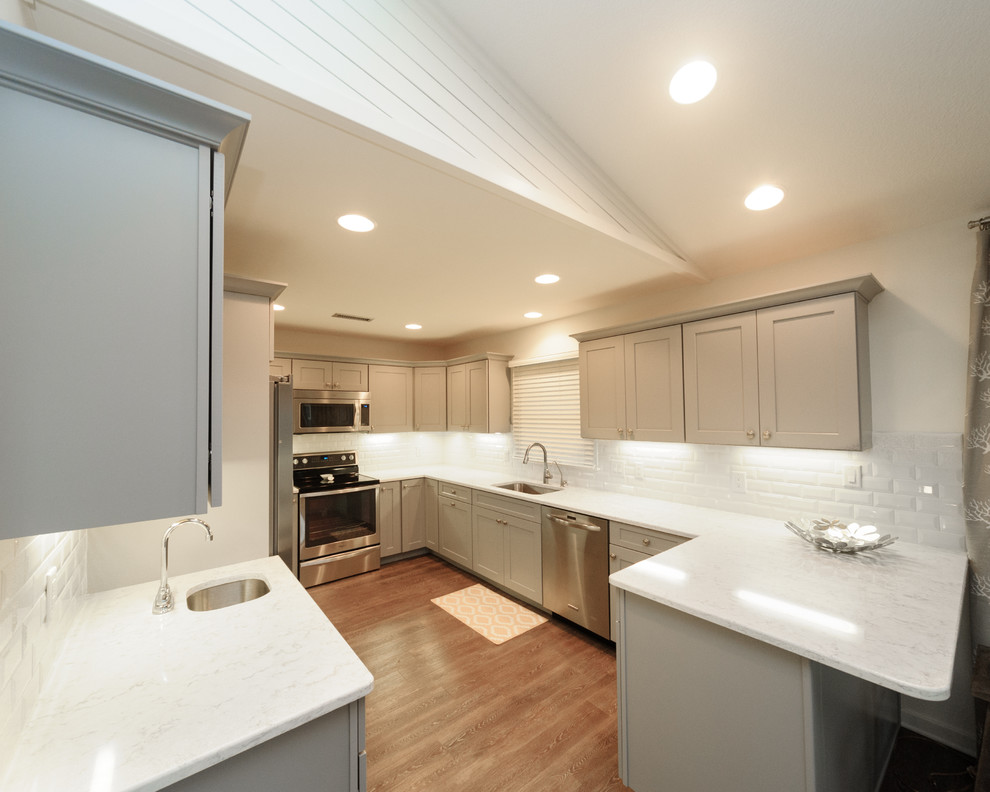 Kitchen - transitional kitchen idea
