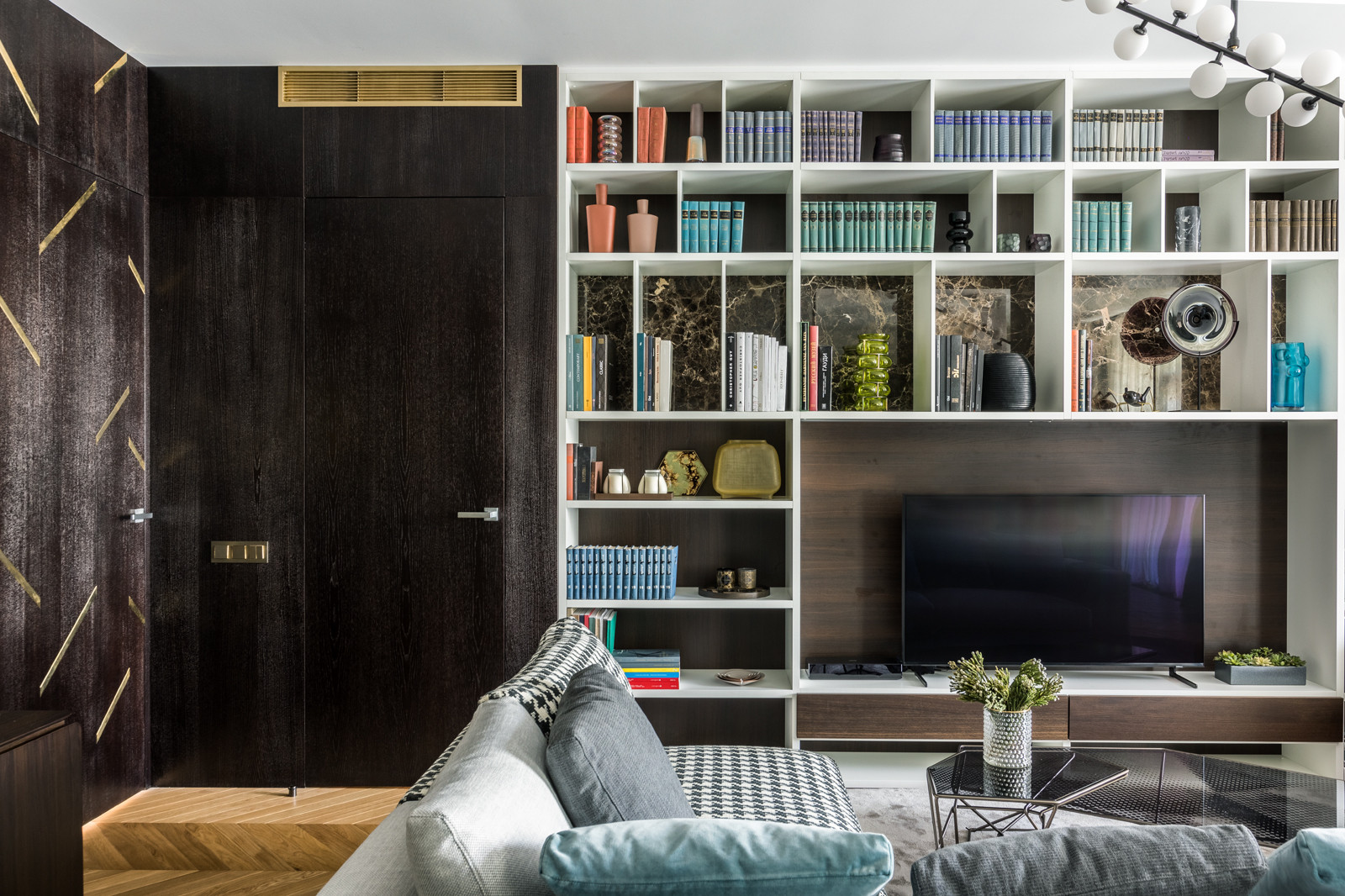 Яркая квартира с элементами из латуни