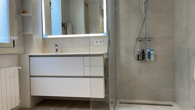 REFORMA BA&Ntilde;O, DORMITORIO Y VESTIDOR minimalistisch-badezimmer