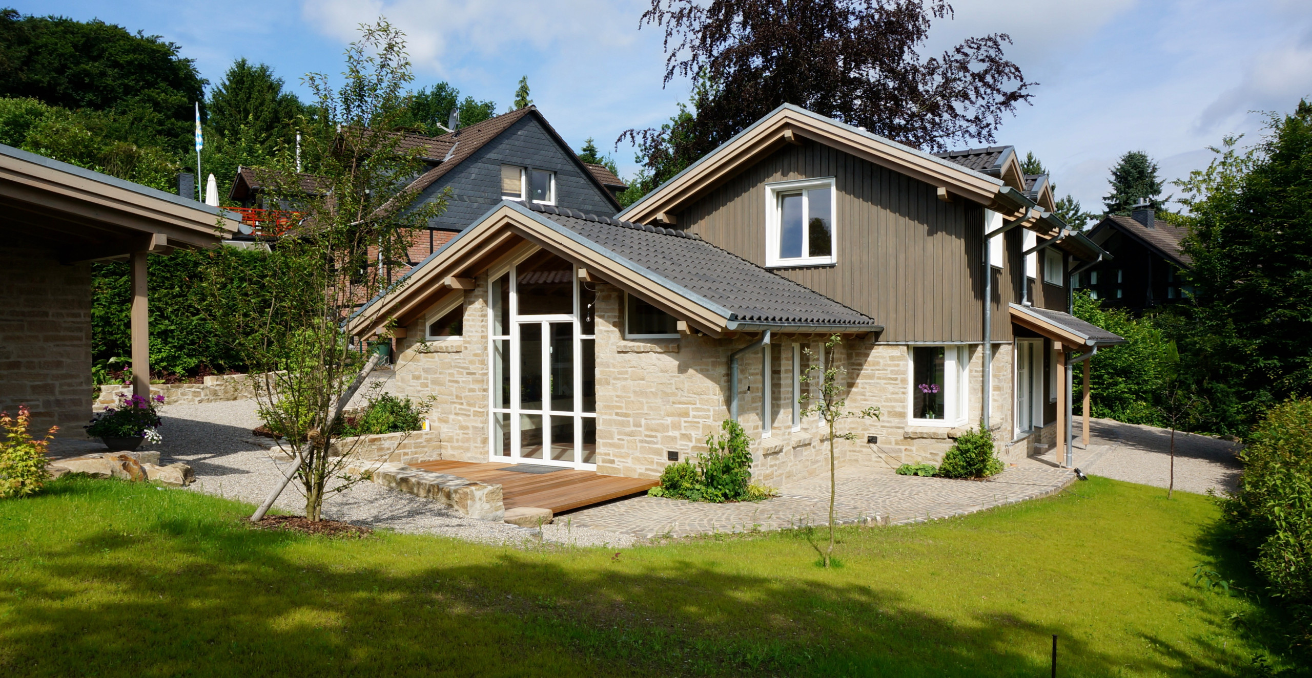 Rustikales Haus mit Mix-Fassade und Ziegeldach in Sonstige