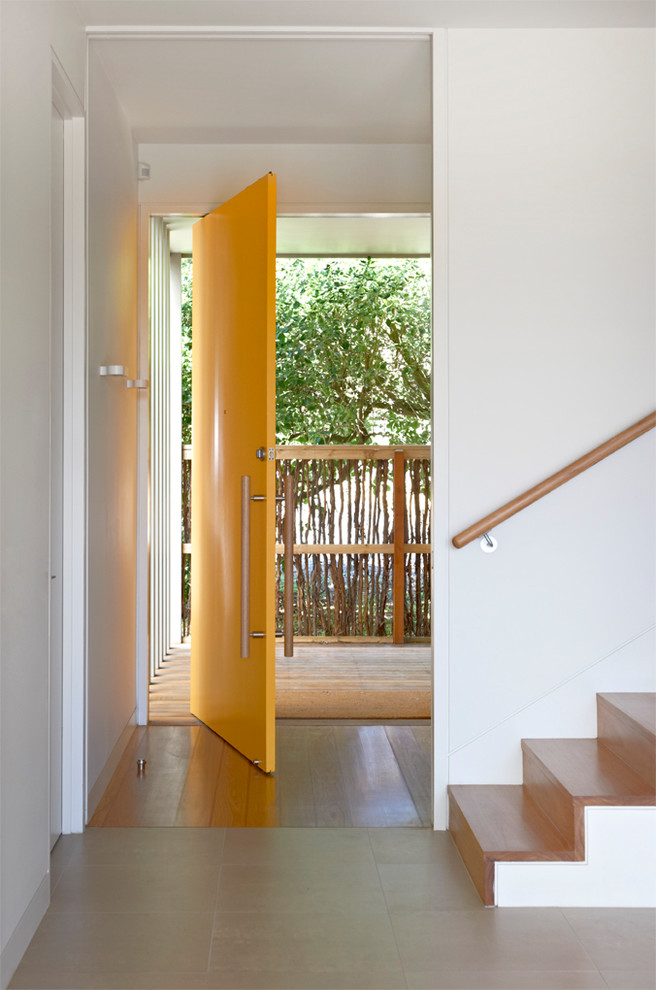 Design ideas for a contemporary entryway in Melbourne.