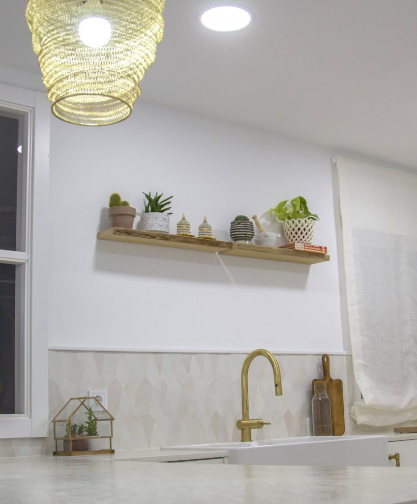 マラガにある高級な中くらいなエクレクティックスタイルのおしゃれなキッチン (エプロンフロントシンク、白いキャビネット、白い調理設備、白い床) の写真