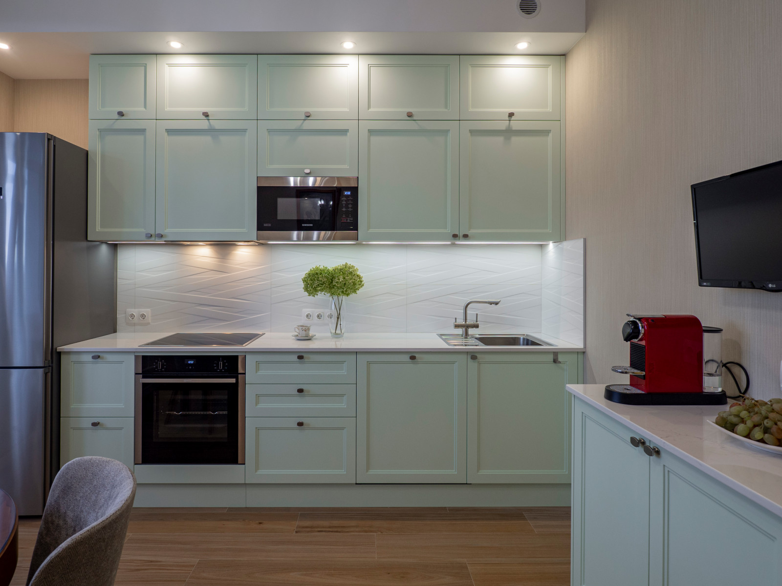 Нежная светло-мятная кухня в стиле неоклассика