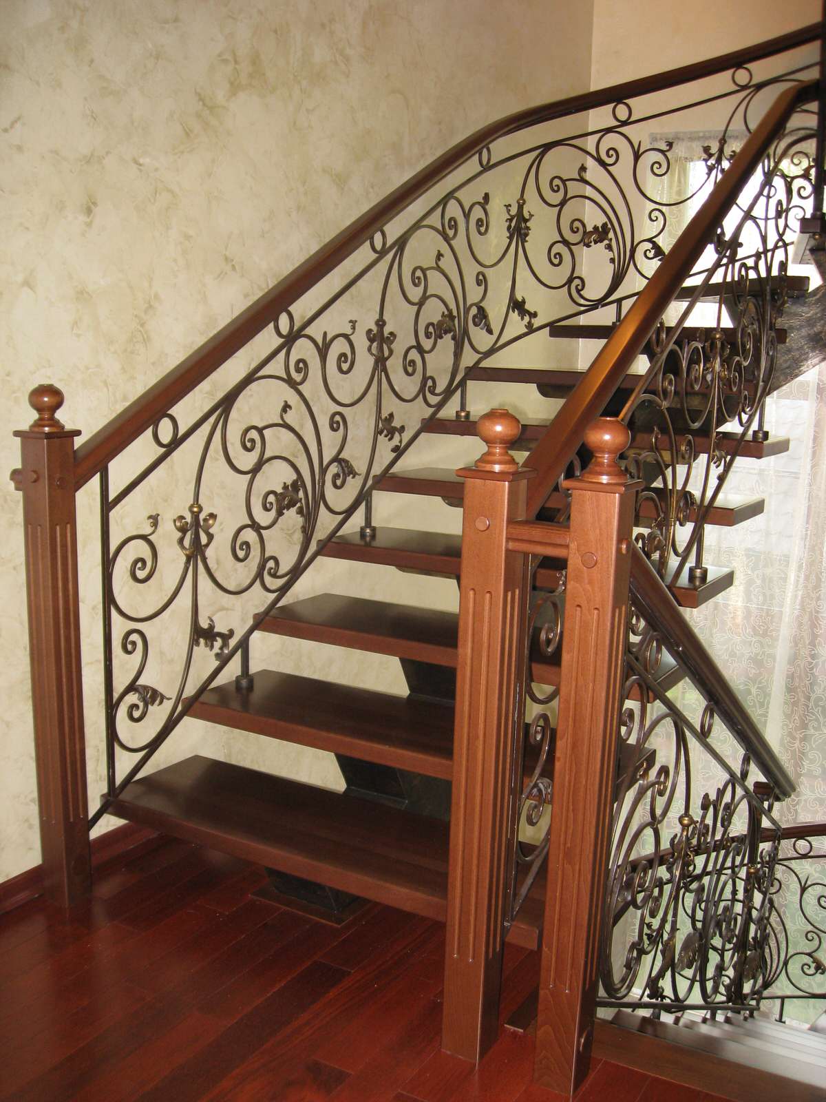 Лестница с кованым ограждением на металлическом косоуре