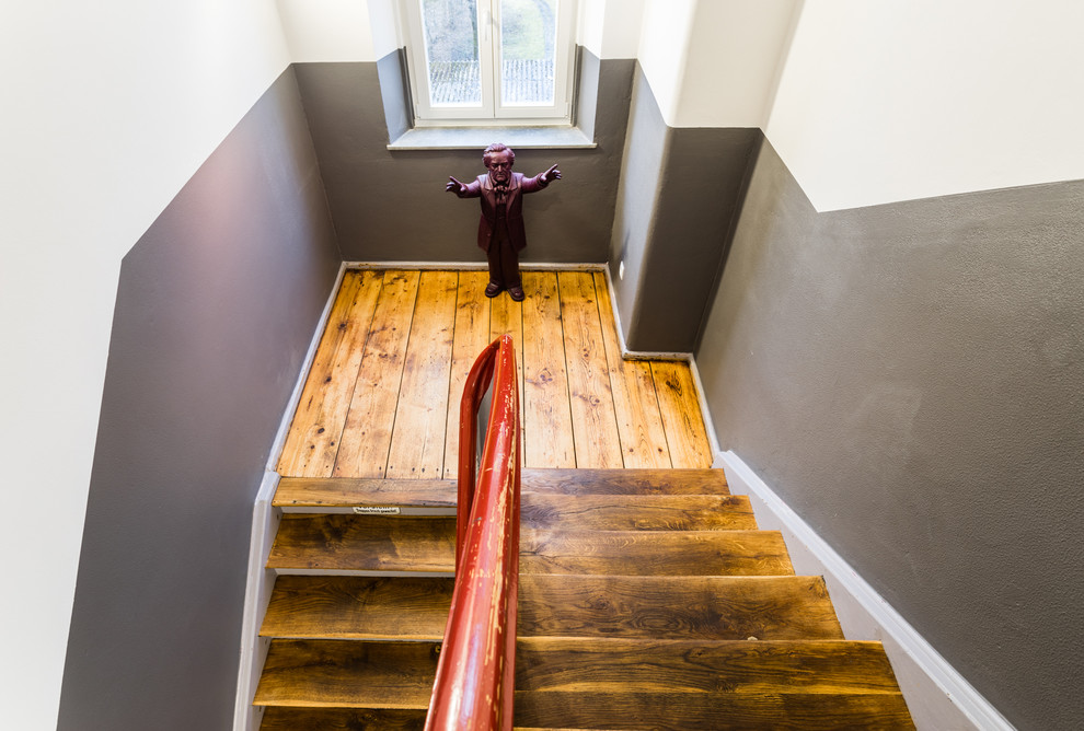 На фото: п-образная лестница в современном стиле с крашенными деревянными ступенями и крашенными деревянными подступенками