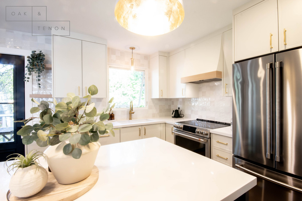 Inspiration for a transitional kitchen remodel in Toronto