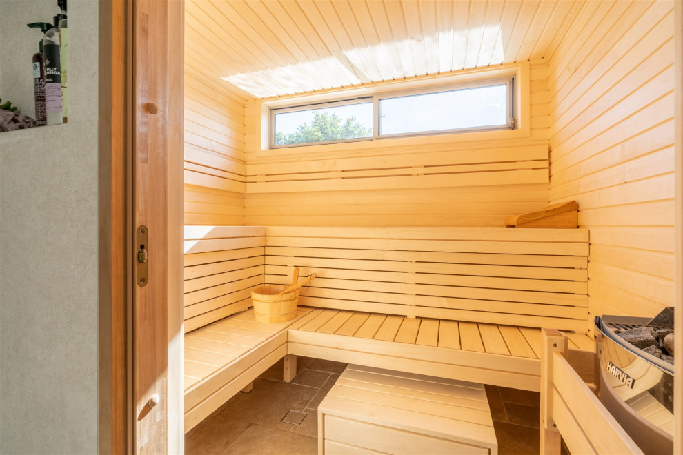На фото: ванная комната в скандинавском стиле с бежевыми стенами и мраморным полом с