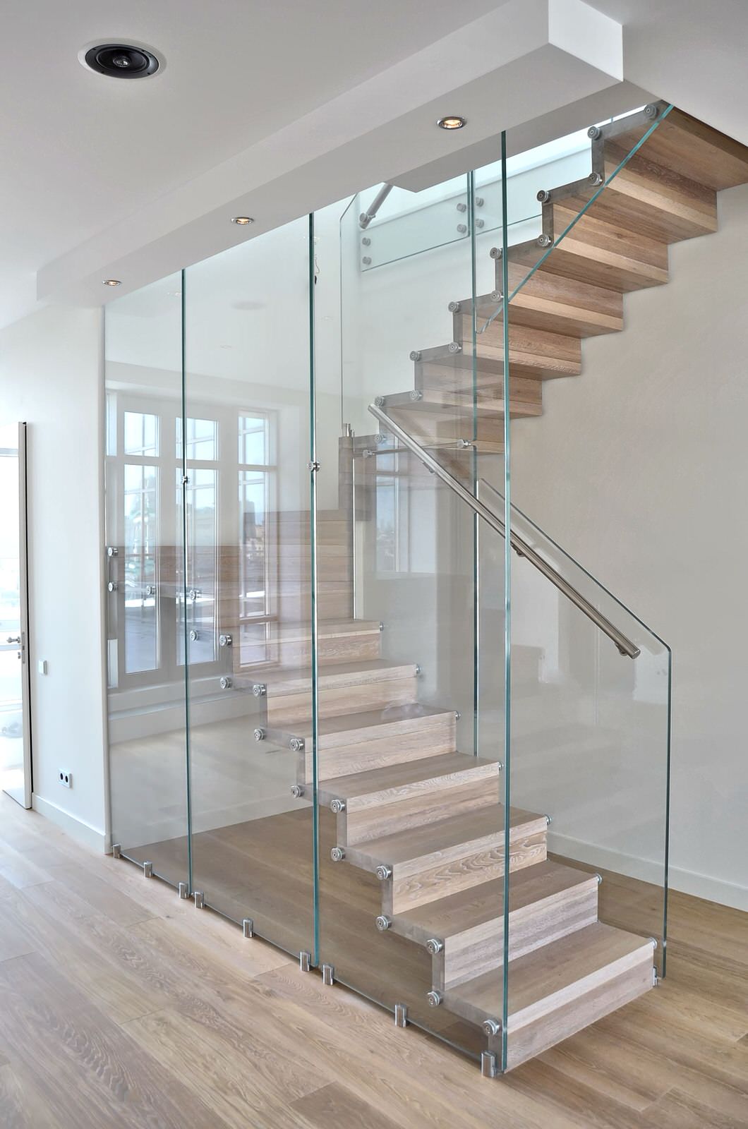 Больцевая лестница + стеклянная стена