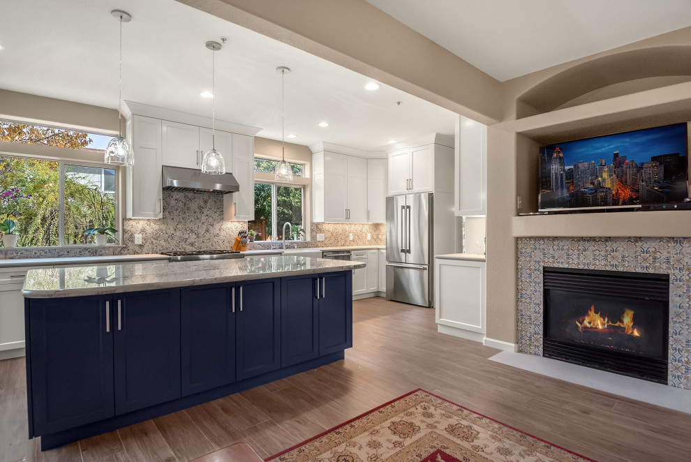 Exempel på ett mellanstort medelhavsstil blå blått kök med öppen planlösning, med en rustik diskho, skåp i shakerstil, vita skåp, bänkskiva i kvartsit, blått stänkskydd, stänkskydd i porslinskakel, rostfria vitvaror, klinkergolv i porslin, en köksö och grått golv