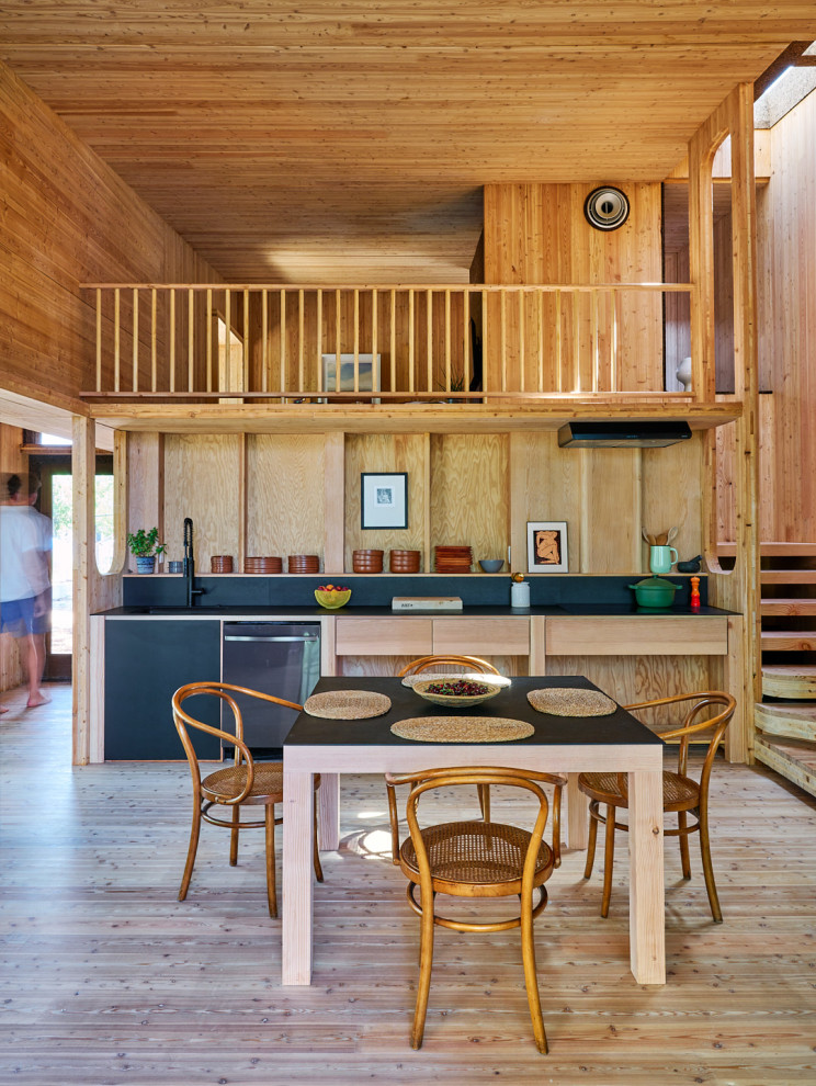Inspiration pour une salle à manger ouverte sur la cuisine minimaliste en bois avec parquet clair et un plafond en bois.