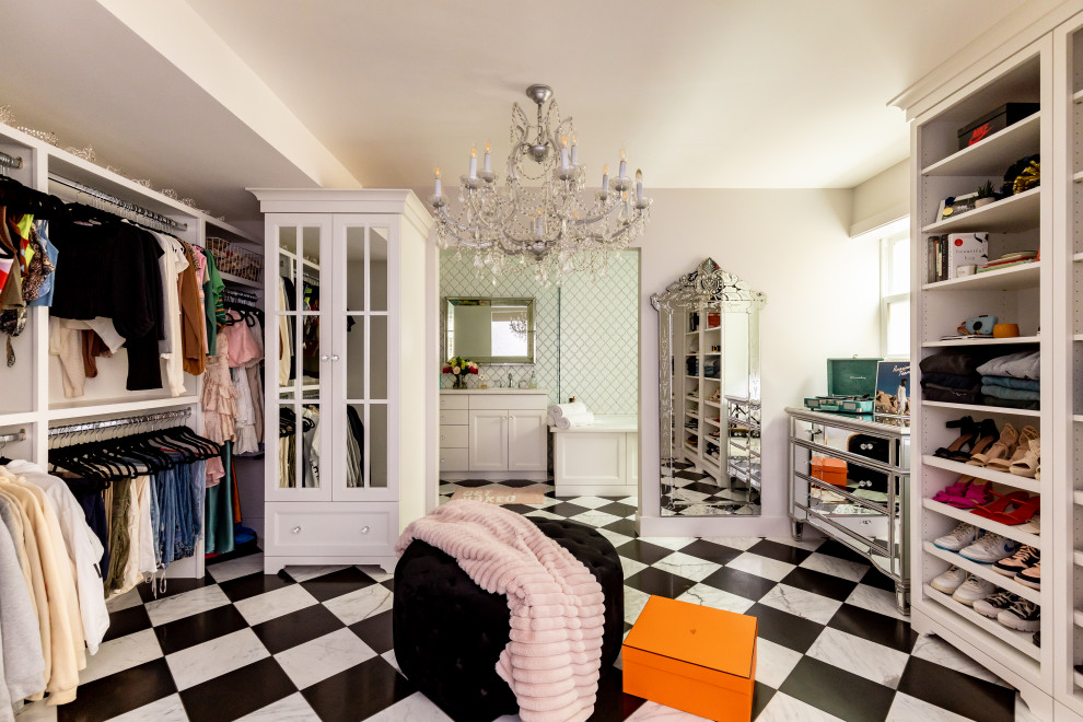 Inspiration för ett vintage omklädningsrum för kvinnor, med marmorgolv, öppna hyllor, vita skåp och flerfärgat golv