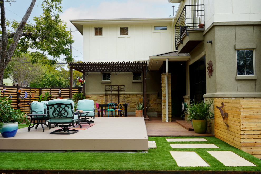 Example of a small side yard deck design in Austin