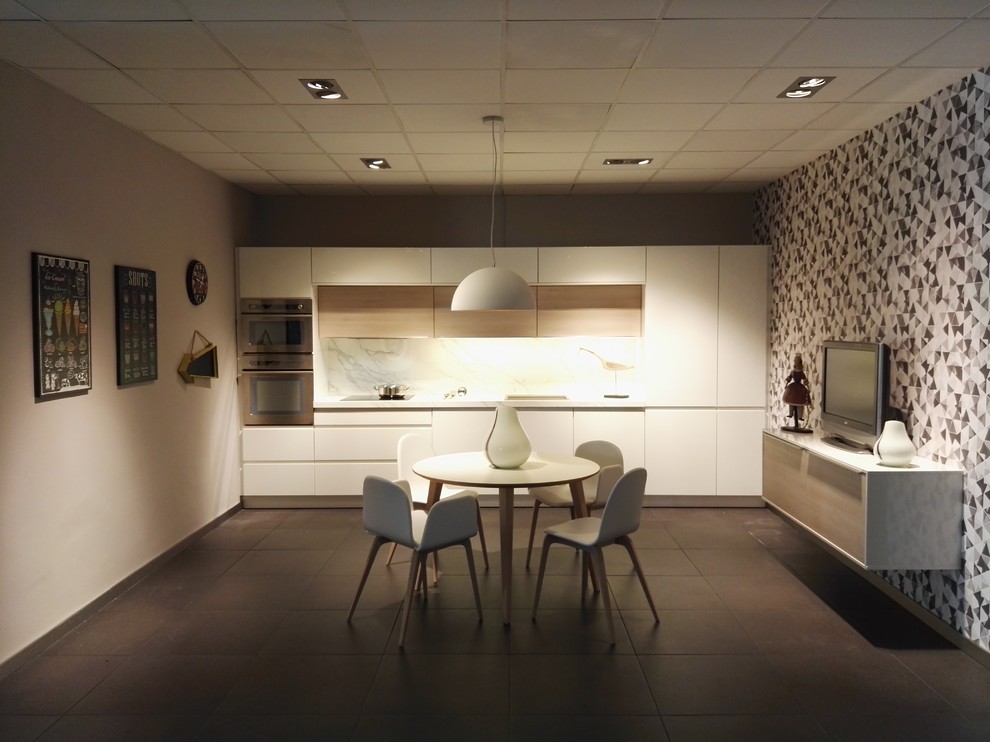 Foto de comedor de cocina nórdico de tamaño medio sin chimenea con paredes multicolor y suelo de baldosas de cerámica