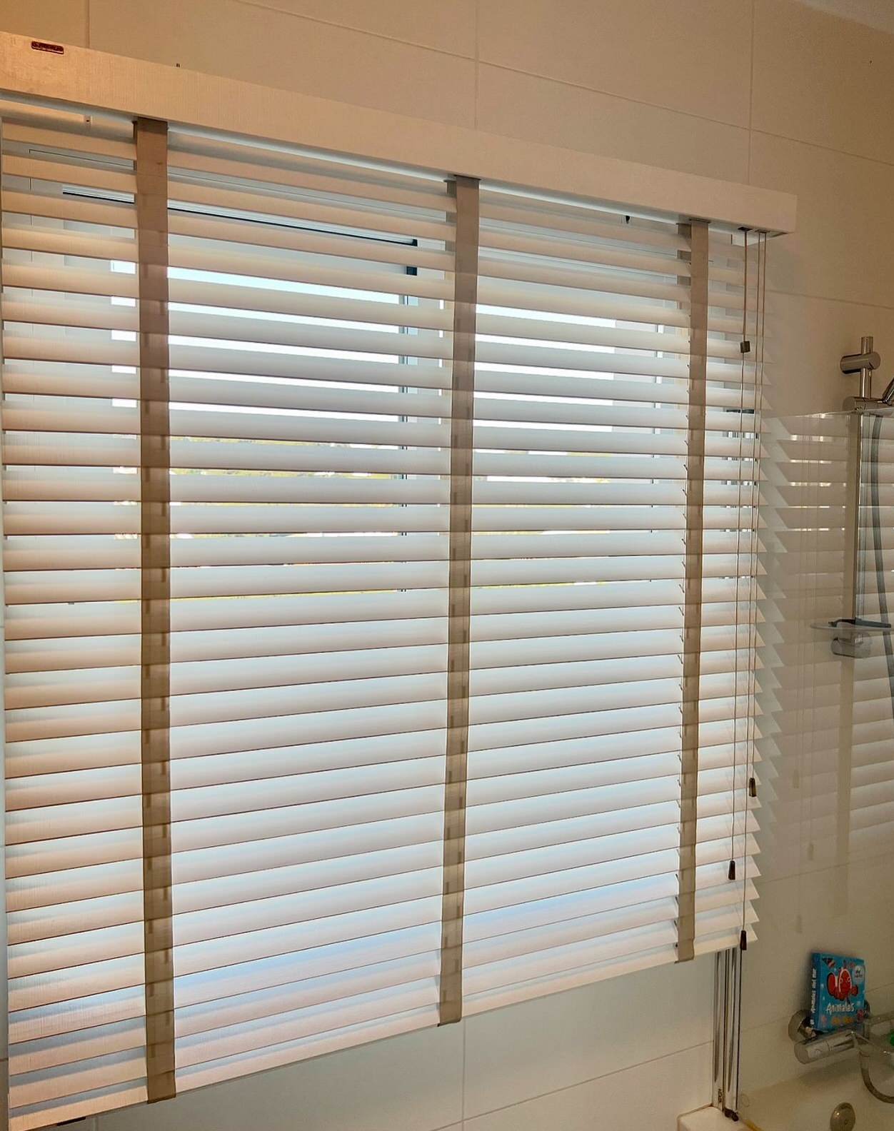 VENETIAN BLINDS