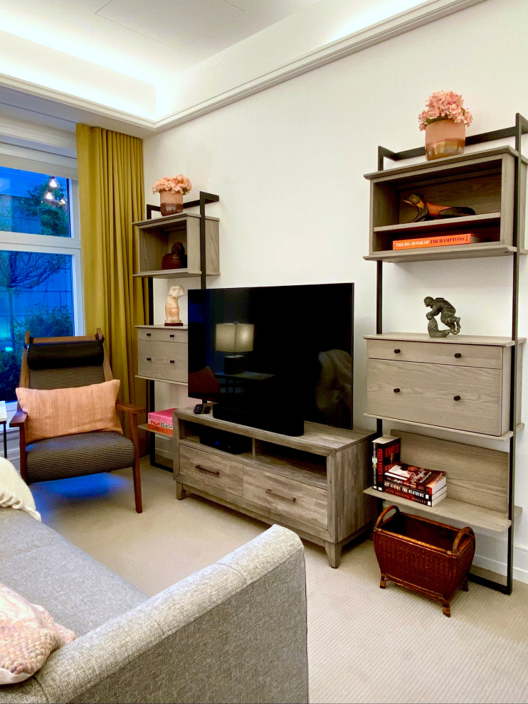 Ispirazione per un piccolo soggiorno chic chiuso con pareti bianche, moquette, TV autoportante, pavimento beige e soffitto ribassato