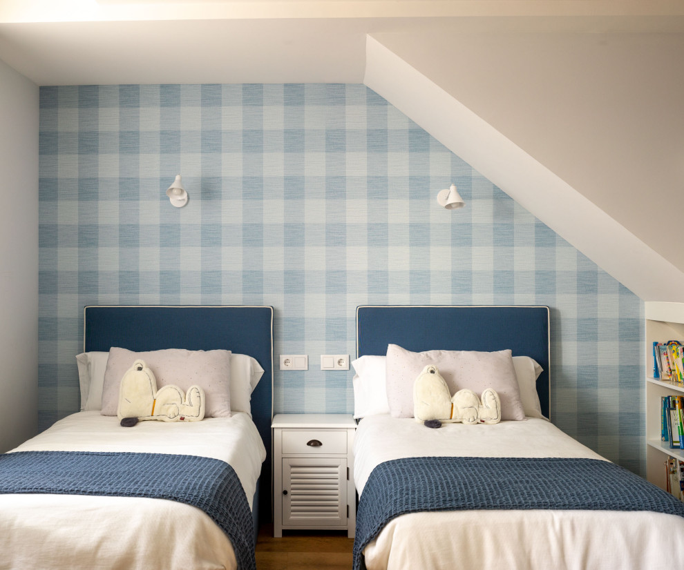 Esempio di una cameretta per bambini chic di medie dimensioni con pareti blu, pavimento in legno massello medio, pavimento marrone e carta da parati