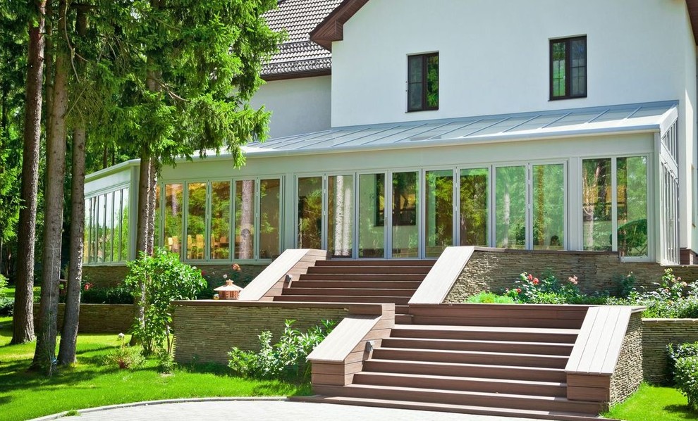 Large transitional side yard verandah in Moscow.