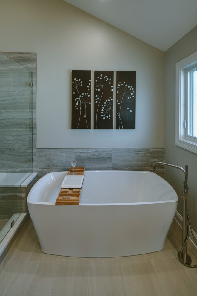 Foto på ett stort vintage grå en-suite badrum, med luckor med infälld panel, grå skåp, ett fristående badkar, en dusch i en alkov, ett undermonterad handfat, bänkskiva i kvarts, grått golv och med dusch som är öppen