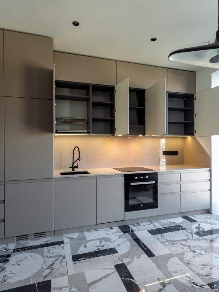 Большая стильная кухня в неоклассическом стиле в светлых тонах