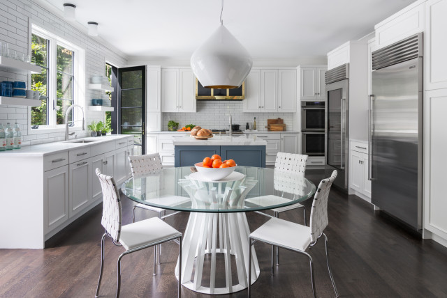 Clean Classic Northern Westchester Kitchen & Bar classique-chic-salle-a-manger