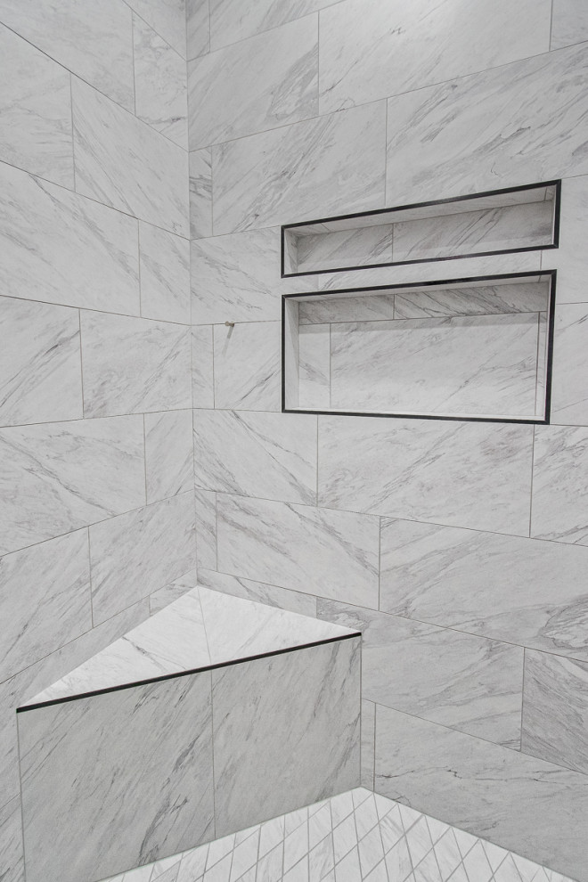 На фото: ванная комната в стиле неоклассика (современная классика) с полом из мозаичной плитки, белым полом и сиденьем для душа с