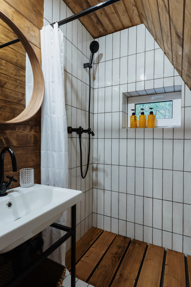 Стильный дизайн: ванная комната в деревянном доме, в белых тонах с отделкой деревом в скандинавском стиле с открытым душем, белой плиткой, керамической плиткой, белыми стенами, деревянным полом, шторкой для ванной, деревянным потолком и деревянными стенами - последний тренд