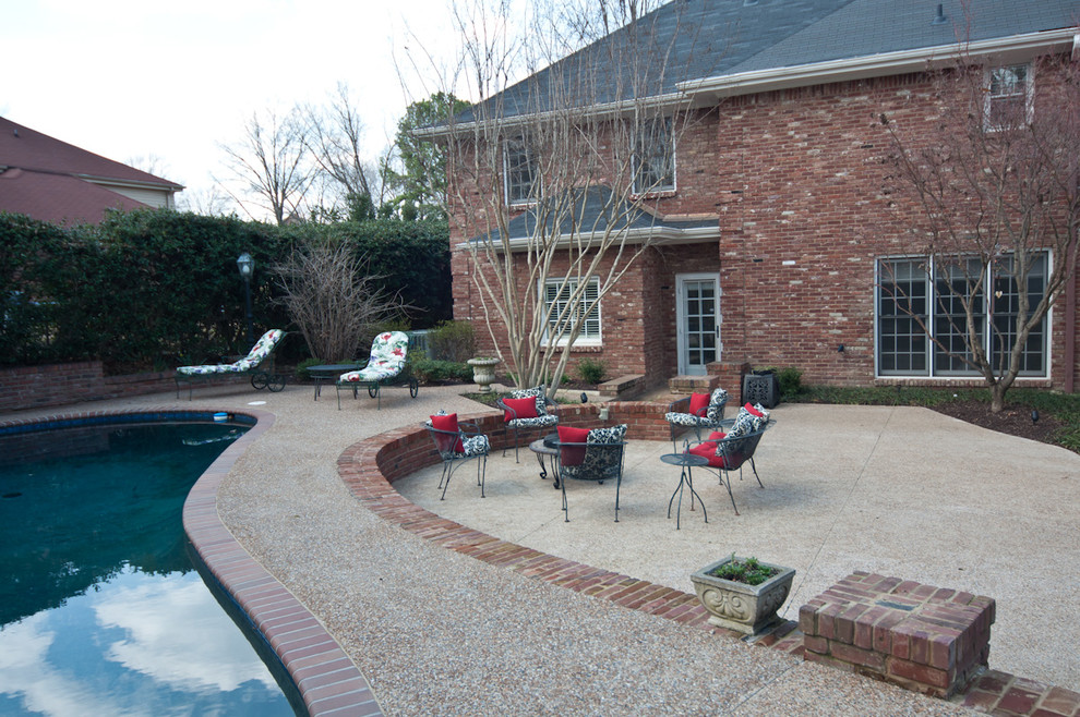 Example of a large backyard kidney-shaped natural pool design