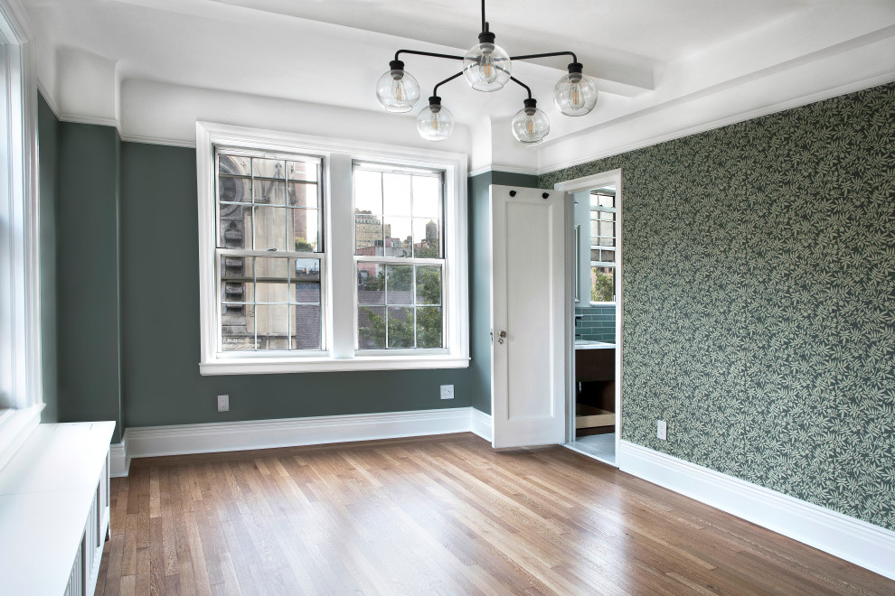 Mittelgroßes Mid-Century Hauptschlafzimmer ohne Kamin mit grüner Wandfarbe, hellem Holzboden, beigem Boden, Kassettendecke und Tapetenwänden in New York