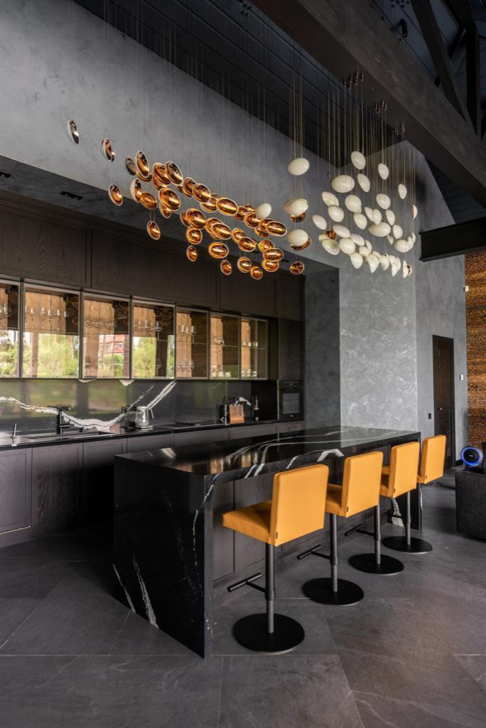 Cambria Mersey. Столешница и кухонный остров. Интерьер в темных тонах