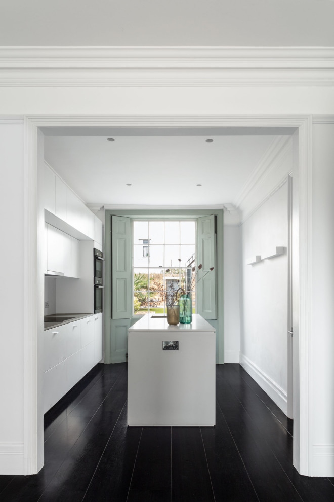 Idéer för att renovera ett avskilt, mellanstort funkis flerfärgad linjärt flerfärgat kök, med en undermonterad diskho, släta luckor, vita skåp, bänkskiva i koppar, grått stänkskydd, svarta vitvaror, mörkt trägolv, en köksö och svart golv