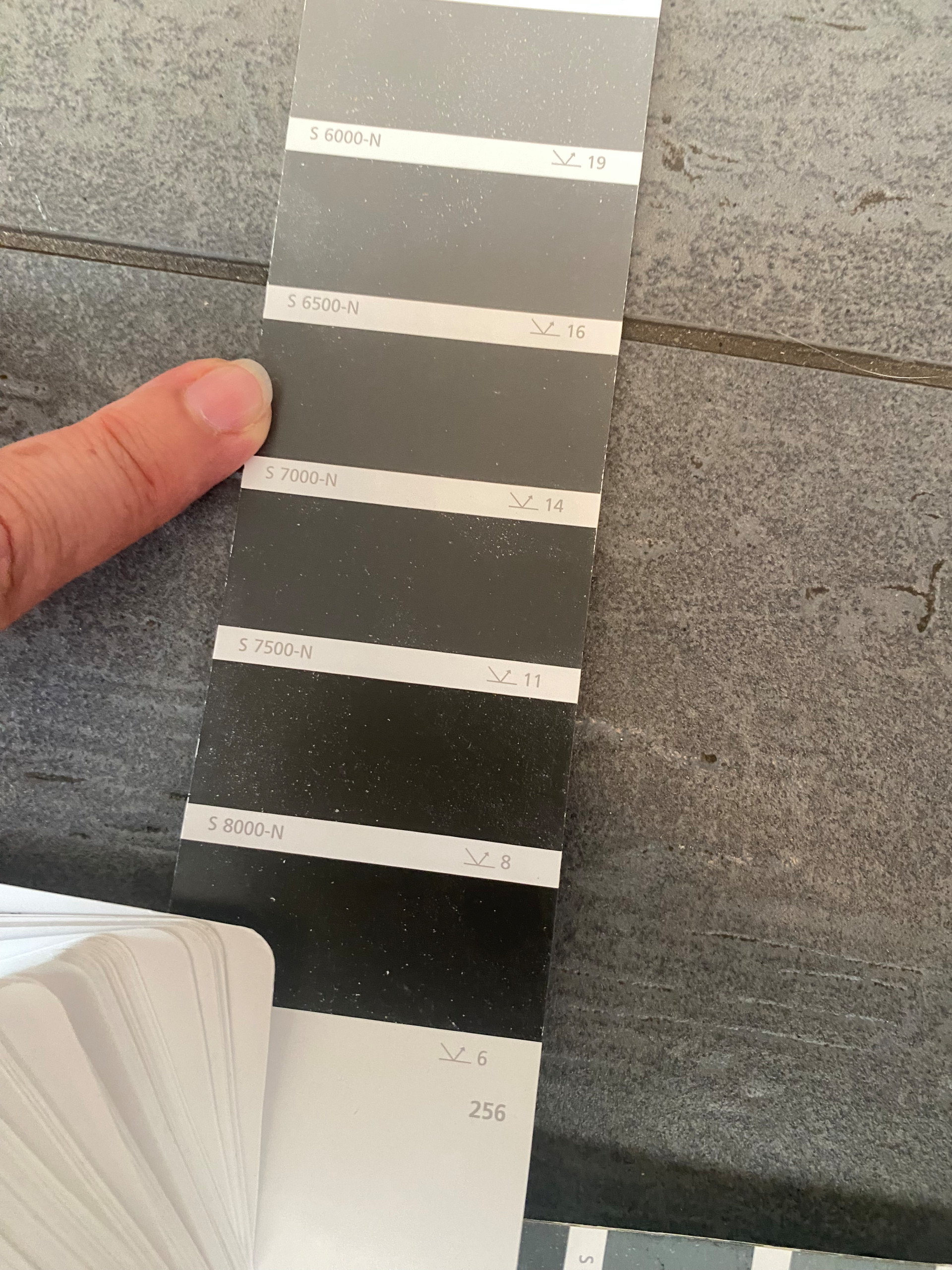 Auswahl der Farbe für den Sockel der Skulptur