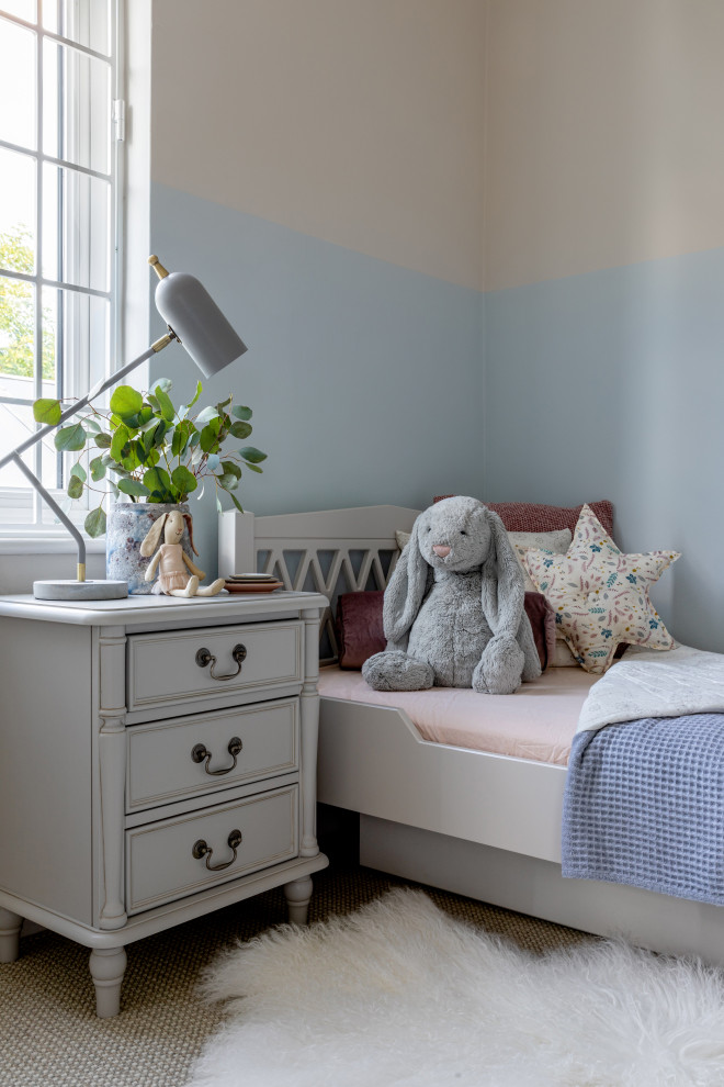 Modelo de dormitorio infantil de 4 a 10 años tradicional de tamaño medio con paredes beige, moqueta, suelo beige, casetón y papel pintado