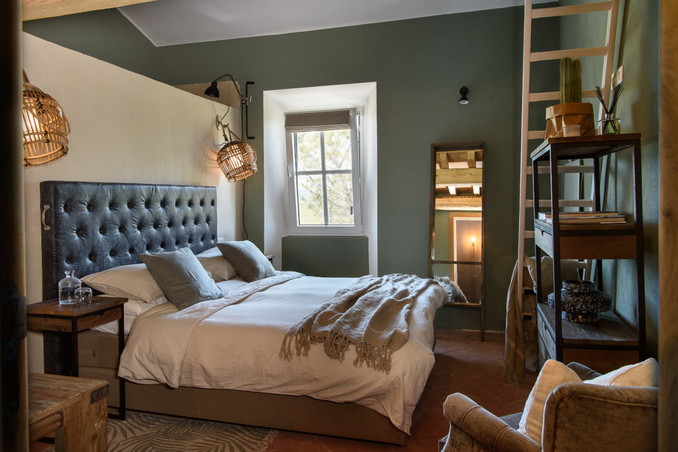 Идея дизайна: большая хозяйская спальня в стиле кантри с зелеными стенами, полом из терракотовой плитки, бежевым полом и деревянным потолком без камина