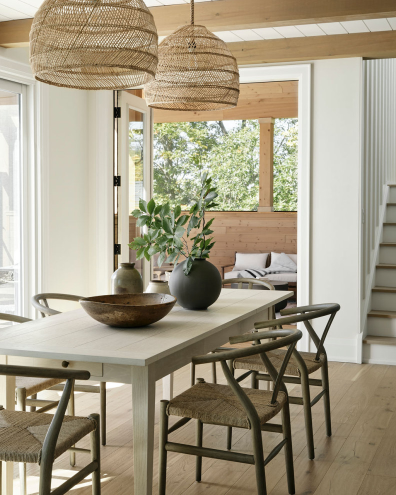 Idée de décoration pour une salle à manger tradition avec un mur blanc, parquet clair, un sol beige, poutres apparentes et un plafond en lambris de bois.