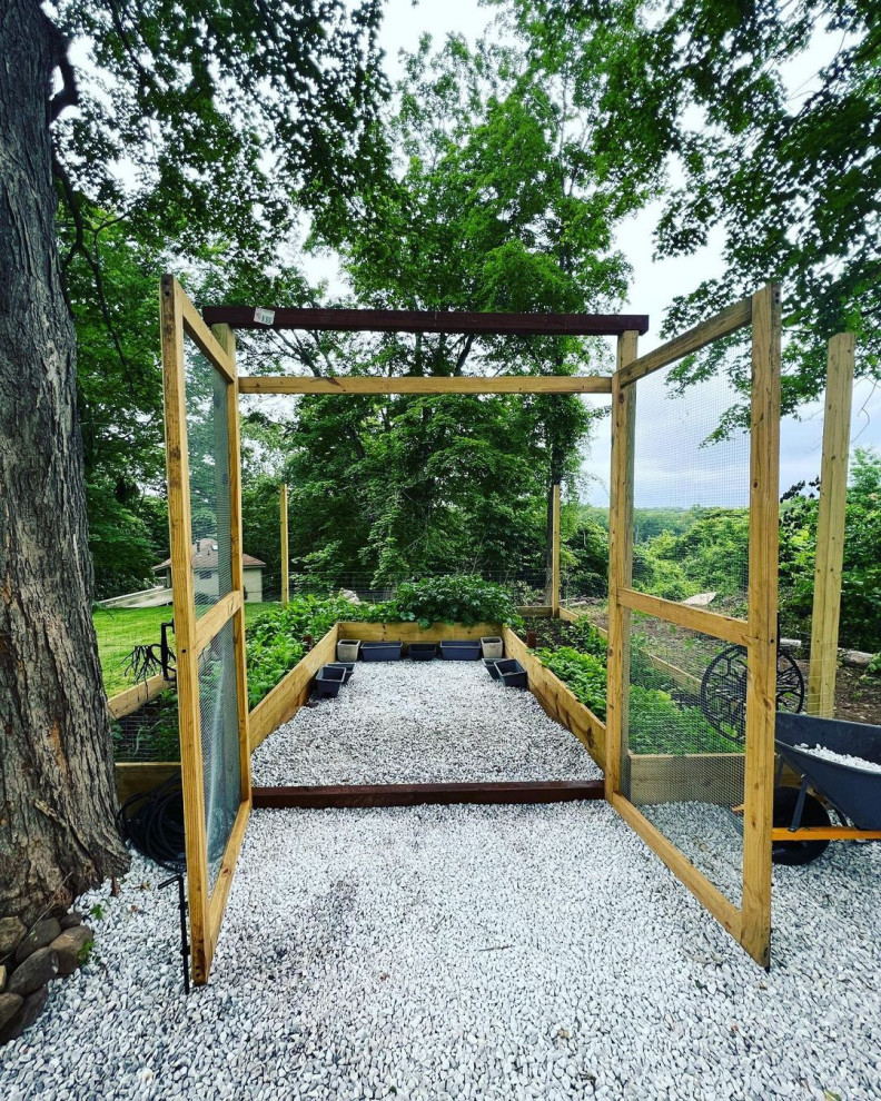 Réalisation d'un jardin arrière champêtre de taille moyenne et l'été avec une exposition ensoleillée, une terrasse en bois et une clôture en bois.